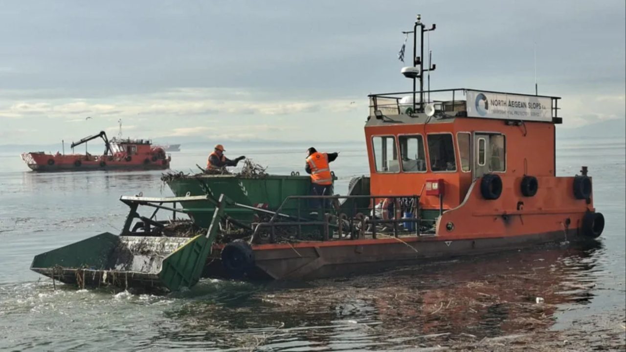 Σε πλήρη εξέλιξη ο καθαρισμός του Θερμαϊκού από τόνους φερτών υλικών
