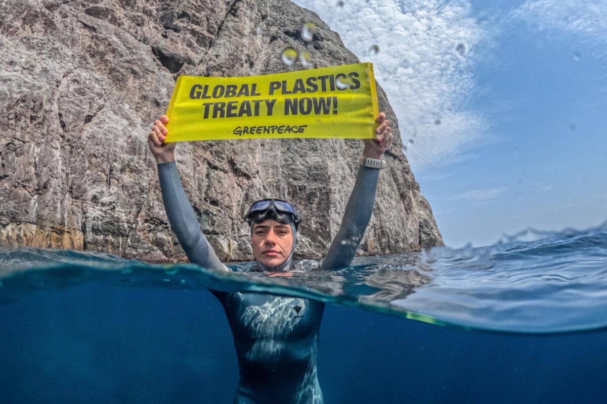 Greenpeace: Τα έτοιμα γεύματα σε πλαστικό απελευθερώνουν εκατοντάδες χιλιάδες μικροπλαστικά και επικίνδυνα χημικά