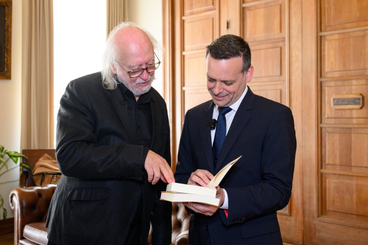 Δήμος Αθηναίων: Μετάλλιο στον Λάσλο Κρασναχορκάι ενόψει του 1ου Διεθνούς Φεστιβάλ Λογοτεχνίας