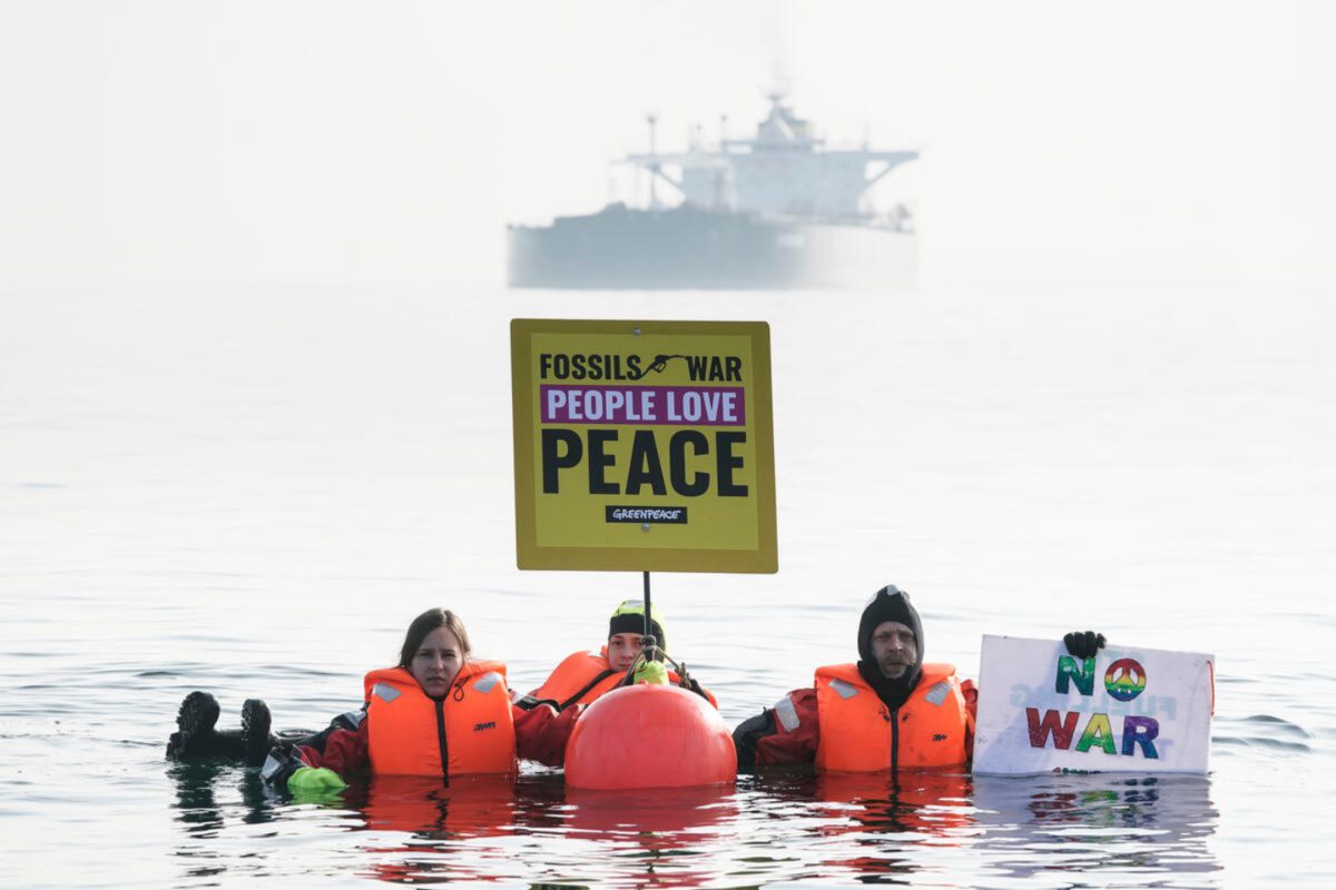 Greenpeace: «Υπερκέρδη» 80 εκατ. ευρώ ημερησίως για τις πετρελαϊκές