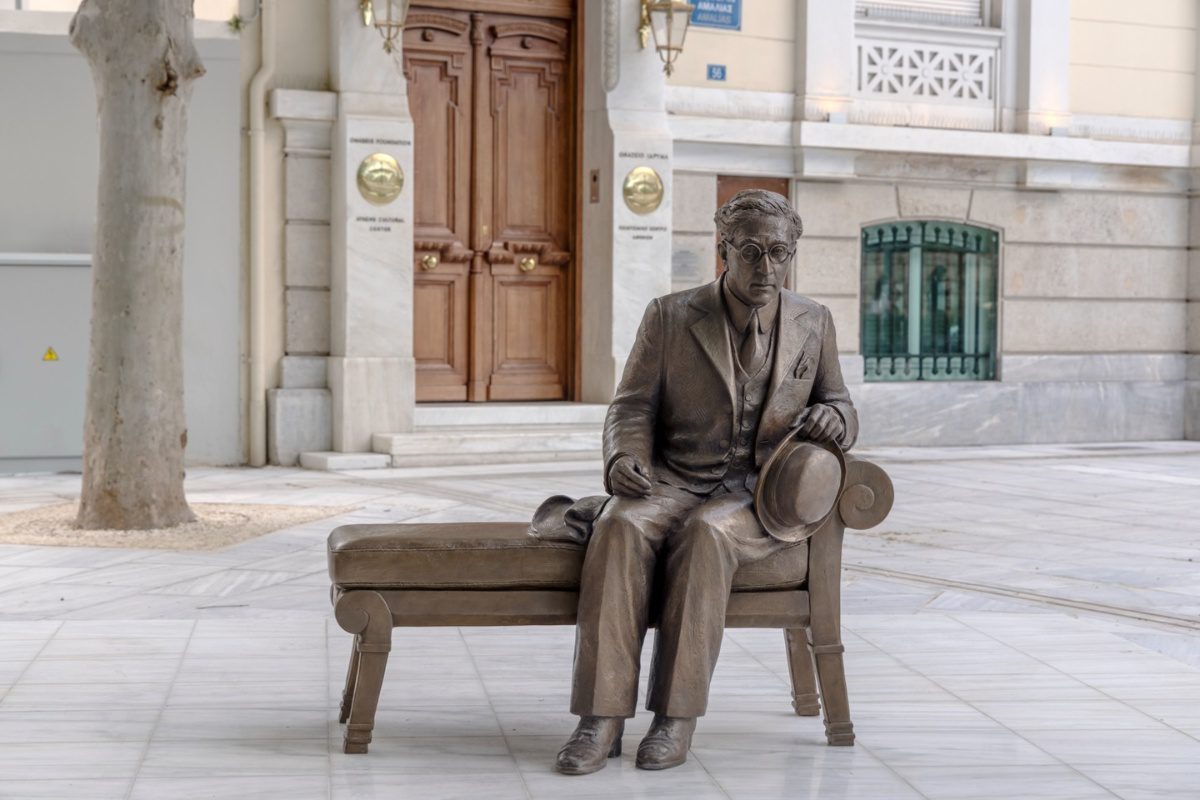 Ο Καβάφης «επιστρέφει» στην Αθήνα με νέο γλυπτό στη Διονυσίου Αρεοπαγίτου